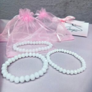 Náramek z bílých korálků